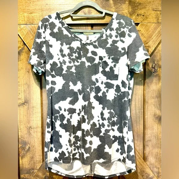 EUC Avery Faded Cow Print Crochet Back Accent V-Neck Top - Picture 3 of 12